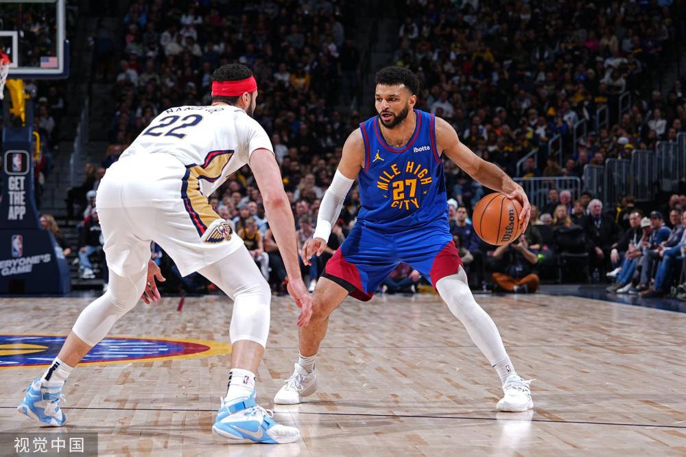 不少球迷在 不少球迷在