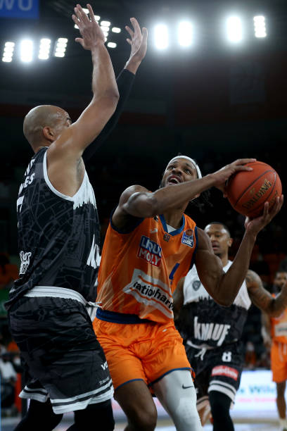 球队右路增 球队右路增