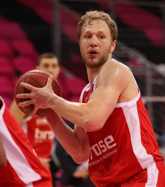 门员通过自 门员通过自